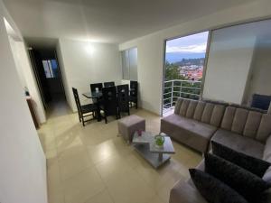 Et opholdsområde på Apartamento en Prados del Este Amplio comodo y equipado