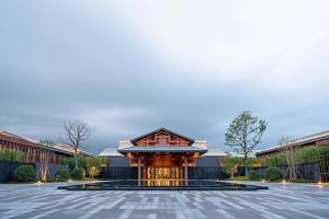 南京南京威斯汀温泉度假酒店的一座大型建筑,设有大堂和大楼