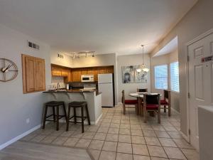 cocina y sala de estar con mesa y sillas en Golfer’s Oasis Condominium at Hawk Ridge, en Mesquite