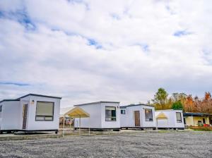 a row of mobile homes in a parking lot at 嵐羽蒔光 in Yuanshan