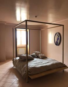 Civita CampomaranoCasa Cuoco的卧室的天蓬床,带窗户