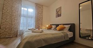 um quarto com uma cama e uma grande janela em Apartamenty Nikodem in Old Town - Krakow center em Cracóvia