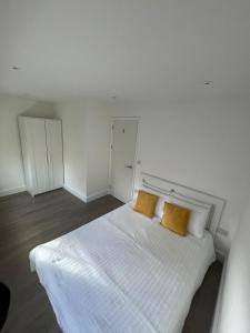 Un pat sau paturi într-o cameră la Stunning Flat - Close Kings Cross - Free Wi-Fi