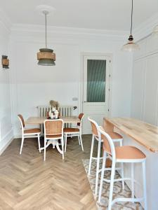 a dining room with a table and chairs at Apartamento Los Burgueses in Teruel +24 photos