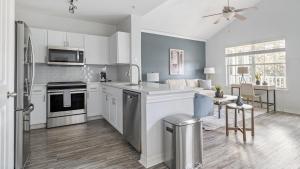 eine Küche mit weißen Schränken und einer Arbeitsplatte in der Unterkunft Landing Modern Apartment with Amazing Amenities (ID3821X91) in Orlando