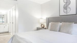 Una cama o camas en una habitación de Landing Modern Apartment with Amazing Amenities (ID2677X39)