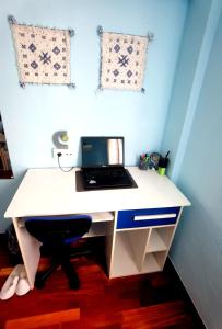 - un bureau blanc avec un ordinateur portable dans l'établissement Ganga Room 2, à Bilbao
