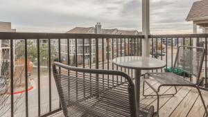 balcone con tavolo, sedie e tavolo di Landing Modern Apartment with Amazing Amenities (ID8475X47) a Baton Rouge