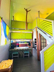 un restaurant avec une table et un plafond jaune dans l'établissement Teraupoo Lodge Chalet, à Afareaitu