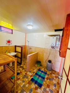 La salle de bains est pourvue d'une baignoire et d'un lavabo. dans l'établissement Teraupoo Lodge Chalet, à Afareaitu