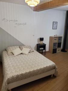 a bedroom with a bed and a desk with a lamp at Maison avec extérieur à 5 min du futuroscope in Jaunay-Marigny +7 photos