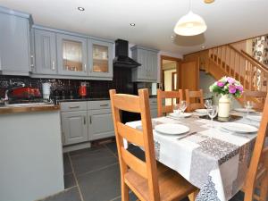 cocina con mesa de comedor con sillas y mesa en 4 Bed in Kidwelly CWRTY en Kidwelly