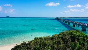 uma ponte sobre o oceano ao lado de uma praia em Hotel Risingsun Miyakojima em Ilhas Miyako