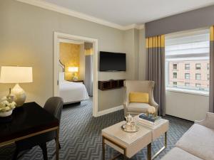 TV a/nebo společenská místnost v ubytování Fairmont Olympic Hotel
