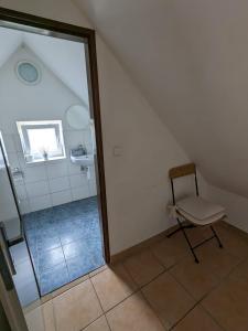 baño con ducha con silla y puerta de cristal en Holiday House Vitejte doma, en Lampertice