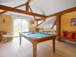 Saint-Martin-de-SeignanxにあるVilla calme avec piscine entre Pays Basque et Sud Landesのビリヤード台のあるリビングルーム