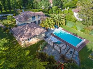 een luchtzicht op een huis met een zwembad bij Villa calme avec piscine entre Pays Basque et Sud Landes in Saint-Martin-de-Seignanx
