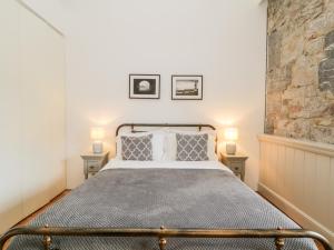 um quarto com uma cama e duas lâmpadas em duas mesas em Clarence Riverside, Royal William Yard em Plymouth