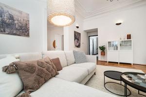 Posezení v ubytování Luxurious two-bedroom in the Old Town