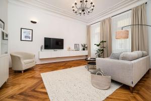 TV a/nebo společenská místnost v ubytování Luxurious two-bedroom in the Old Town