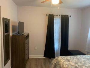 Pinecrest home away from home.客房内的一张或多张床位