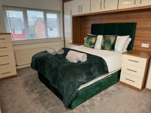 Tempat tidur dalam kamar di Cosy 3BR Modern Home Middlesbrough