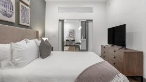 En eller flere senge i et værelse på Landing Modern Apartment with Amazing Amenities (ID5175X53)