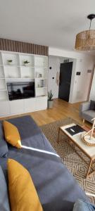 Campos de Ushuaia في أوشوايا: غرفة معيشة مع أريكة وطاولة