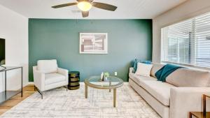 - un salon avec un canapé et une table dans l'établissement Landing Modern Apartment with Amazing Amenities (ID7169X22), à Dallas