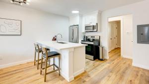 une cuisine avec des placards blancs et un comptoir blanc dans l'établissement Landing Modern Apartment with Amazing Amenities (ID7169X22), à Dallas
