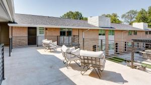 un patio avec des chaises et un bâtiment dans l'établissement Landing Modern Apartment with Amazing Amenities (ID7169X22), à Dallas