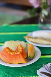 een bord met stukjes fruit op een tafel bij Pousada Munguba in Jericoacoara