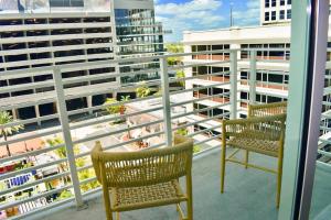 2 sillas en un balcón con vistas a los edificios en Landing Modern Apartment with Amazing Amenities (ID2666X14), en Fort Lauderdale