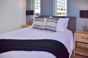 1 dormitorio con 1 cama blanca y 2 almohadas en Landing Modern Apartment with Amazing Amenities (ID2666X14), en Fort Lauderdale