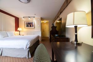Giường trong phòng chung tại Fireside Inn & Suites Portland