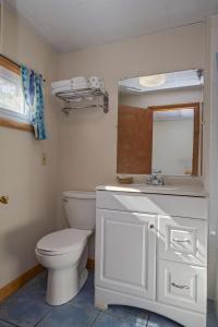 オールド・オーチャード・ビーチにあるKebek 3 Motelのバスルーム(トイレ、洗面台、鏡付)