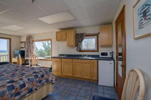 a bedroom with a bed and a kitchen with a sink at Kebek 3 Motel in Old Orchard Beach
