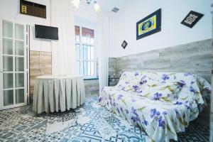 een slaapkamer met een bed en een tafel. bij Apartamento en el barrio de San Lorenzo, junto a la Basílica del Gran Poder in Sevilla