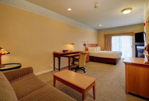 ein Hotelzimmer mit einem Bett und einem Schreibtisch in der Unterkunft Senator Inn & Spa in Augusta