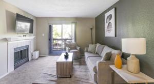 ein Wohnzimmer mit einem Sofa und einem Kamin in der Unterkunft Landing Modern Apartment with Amazing Amenities (ID7025X65) in Cincinnati