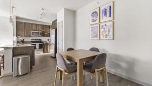 eine Küche und ein Esszimmer mit einem Holztisch und Stühlen in der Unterkunft Landing Modern Apartment with Amazing Amenities (ID9550X82) in Forney
