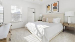 ein weißes Schlafzimmer mit einem weißen Bett und einem Fenster in der Unterkunft Landing Modern Apartment with Amazing Amenities (ID9550X82) in Forney