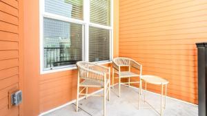 dwa krzesła i stół przed oknem w obiekcie Landing Modern Apartment with Amazing Amenities (ID8181X74) w mieście Charlotte