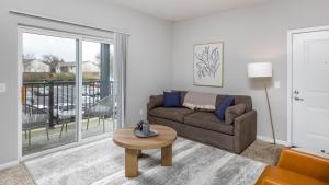 sala de estar con sofá y mesa en Landing Modern Apartment with Amazing Amenities (ID7168X66), en Dublin