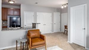 sala de estar con silla y lavamanos en Landing Modern Apartment with Amazing Amenities (ID7168X66) en Dublin