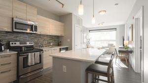 una cucina con piano cottura e piano di lavoro di Landing Modern Apartment with Amazing Amenities (ID8359X76) a Newport