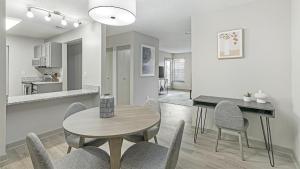 cocina y comedor con mesa y sillas en Landing Modern Apartment with Amazing Amenities (ID5970X69) en Huntsville