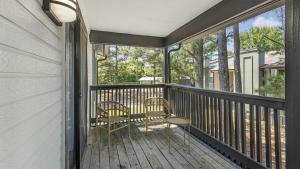 - Balcón con 2 sillas y mesa en Landing Modern Apartment with Amazing Amenities (ID5970X69) en Huntsville
