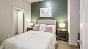 Uma cama ou camas num quarto em Landing Modern Apartment with Amazing Amenities (ID8368X66)
