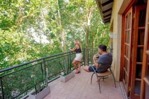 un hombre y una mujer de pie en un balcón en Altavista Aparts en Colón